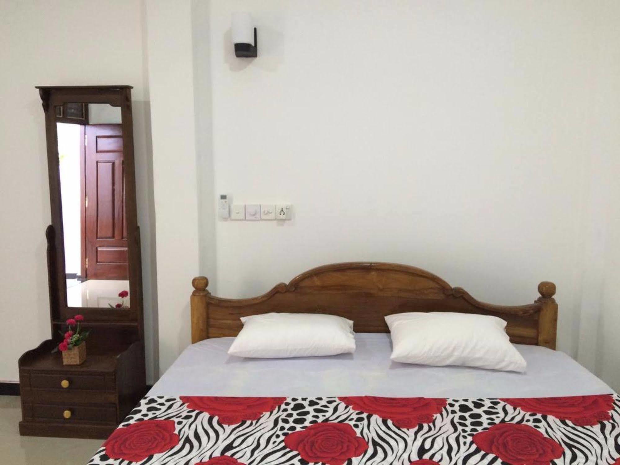 Hotel Sun Rest Mirissa à Banduramulla Extérieur photo